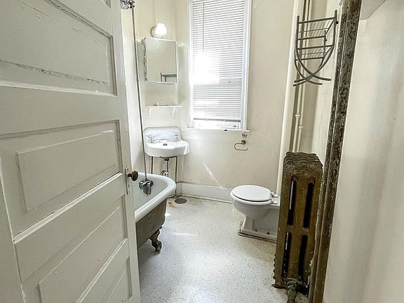 3rd image of 1113 H St #B5
