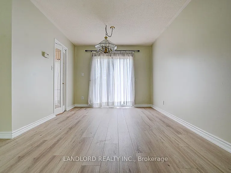 2294 Wyandotte Dr — Photo 15