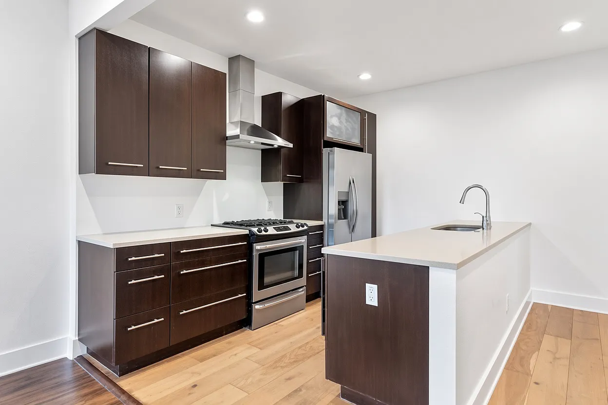 2 bed, 900 sqft, $1,749 — Photo 1