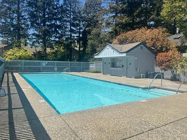 727 Amherst Cir — Photo 4