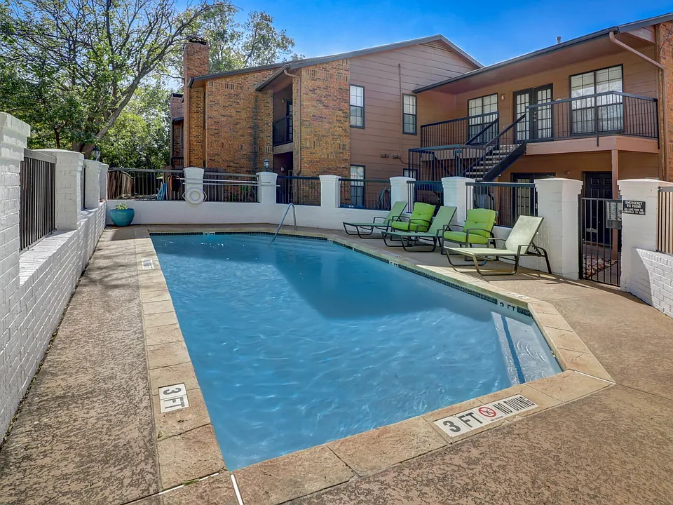 Lakeland Apartments Swimming Pool