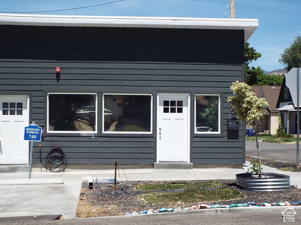 1st image of 740 E 28th St S