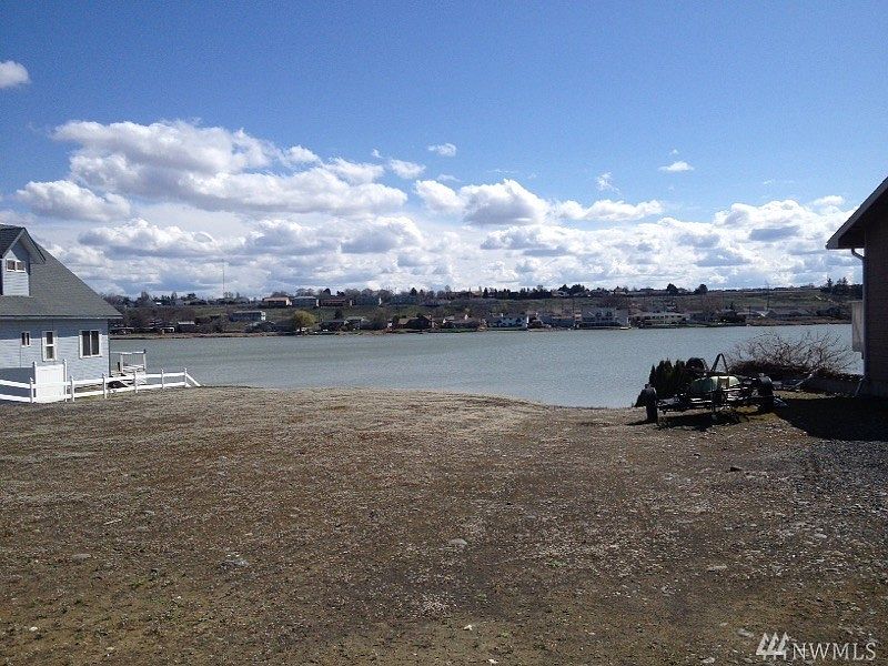 2nd image of 1319 W Lakeside Dr