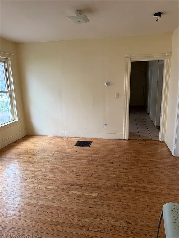 3 bed, 1.0 bath, 1180 sqft, $2,200 — Photo 2