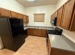 522 Center St APT B, Taft, CA