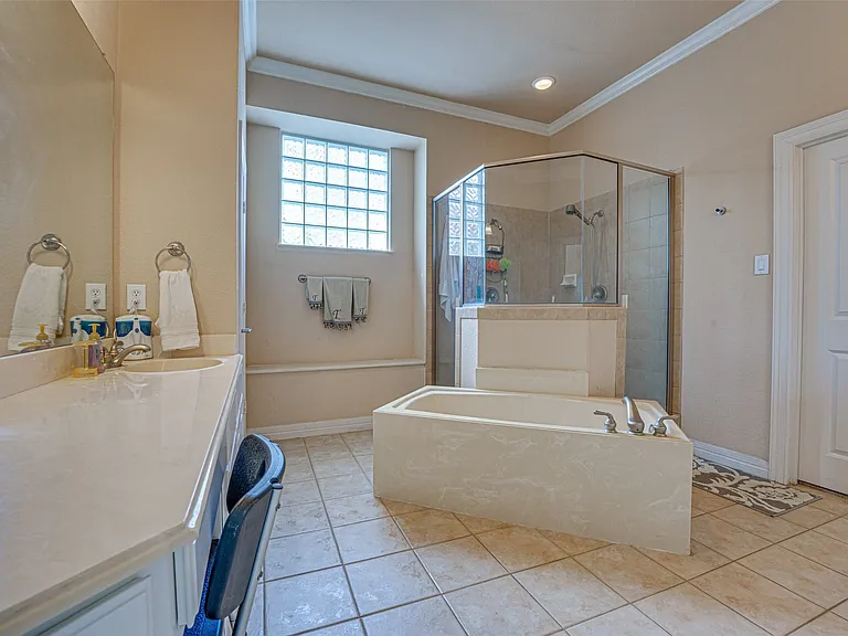 14 Center Ct — Photo 8