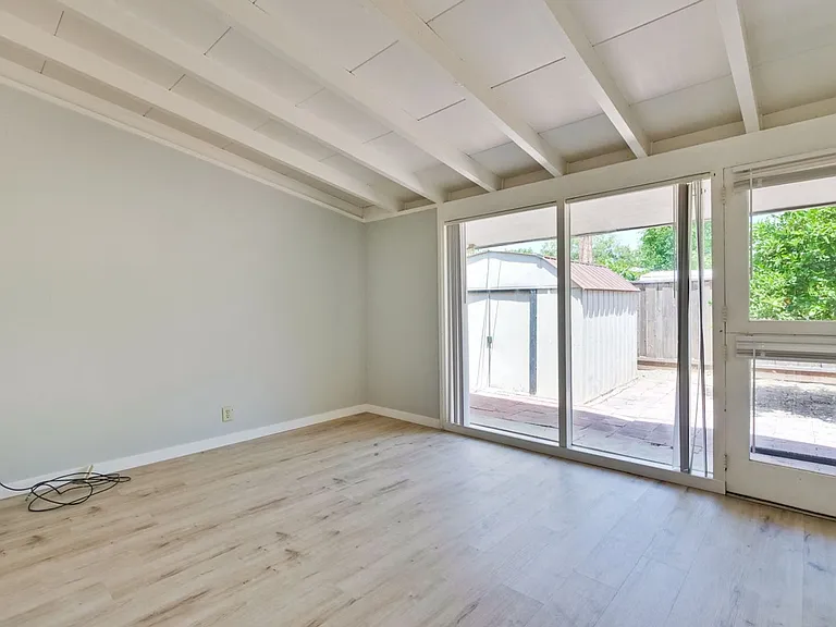 3049 Harding Ave — Photo 16