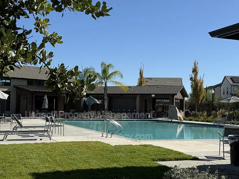 3 bed, 2.5 bath, 1545 sqft, $2,595 — Photo 4