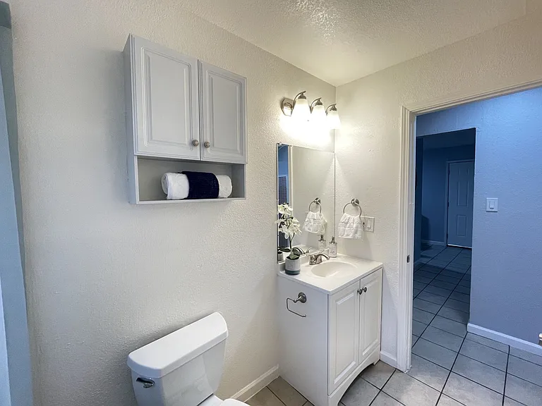 Lone Pine Apartments — Photo 6