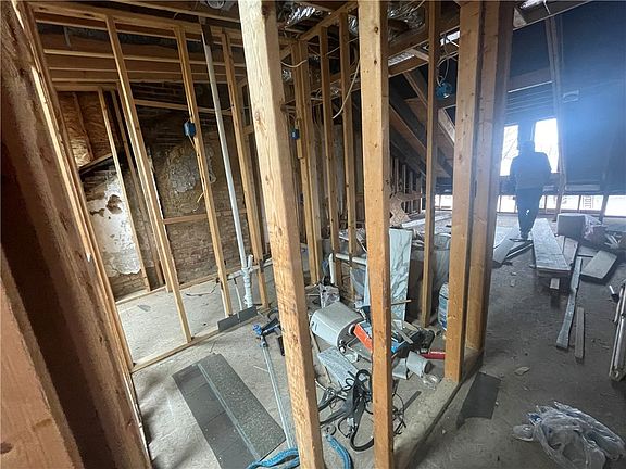 5th image of 712 Armandale St