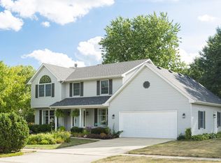 1005 Lake Pointe Ln, Mahomet, IL 61853
