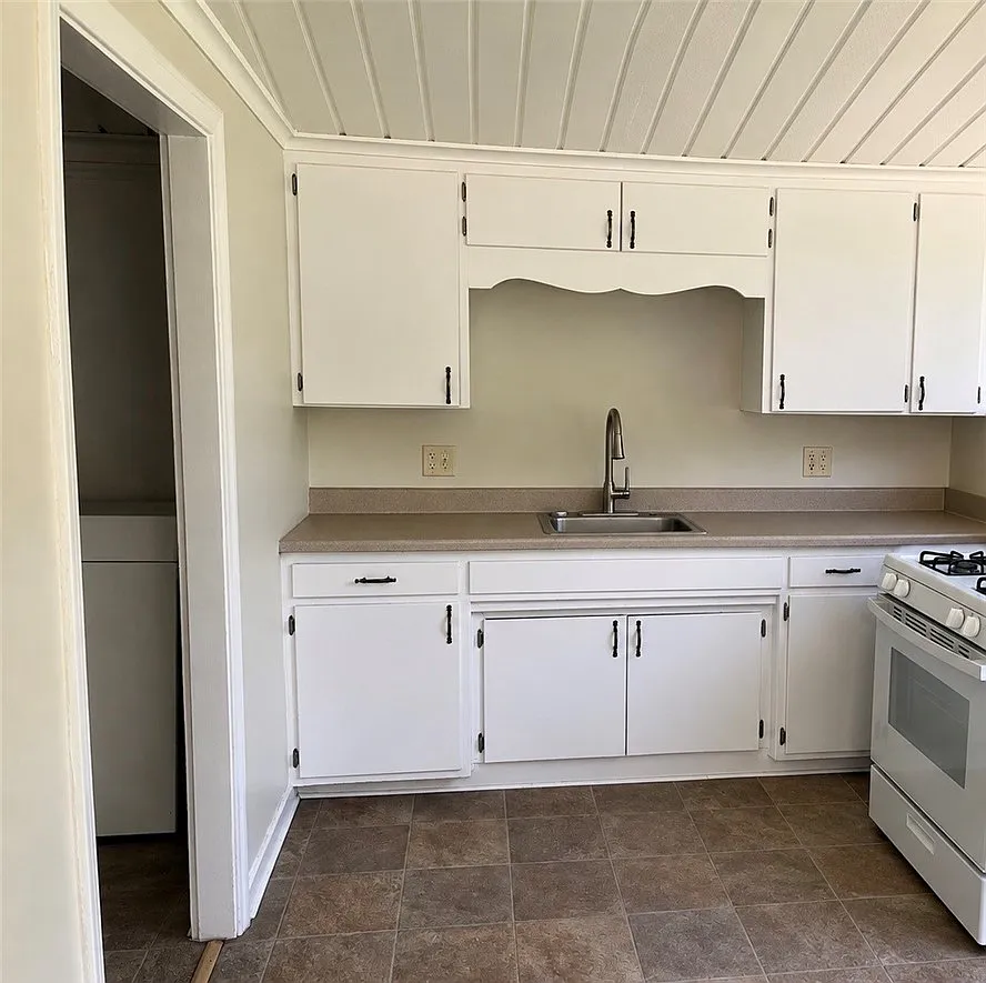 2 bed, 1.0 bath, 3234 sqft, $925 — Photo 3