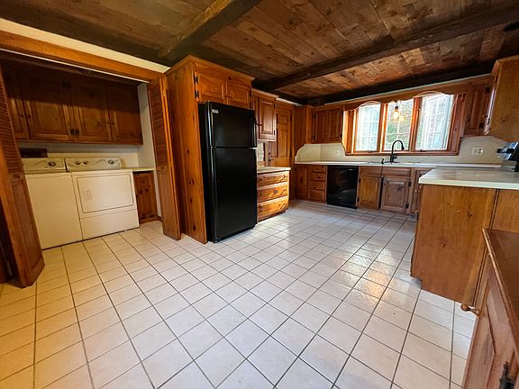 Kitchen w/ washer/dryer