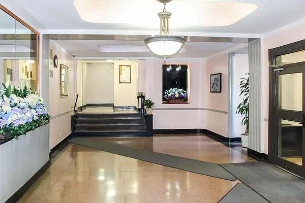 Sold by Thomas Lipovetsky, LREB | media 10