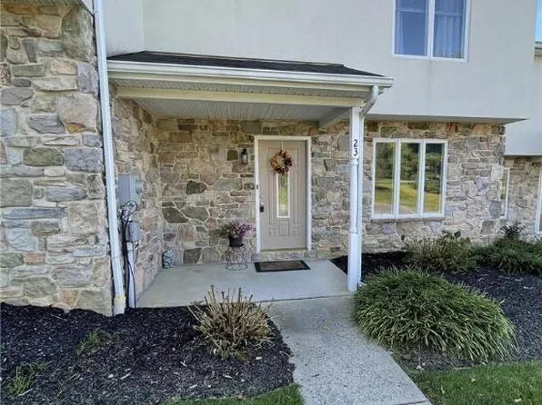 23 Chestnut Commons Ct, Easton, PA 18040