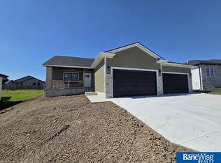 7919 Kallum Dr, Lincoln, NE 68516