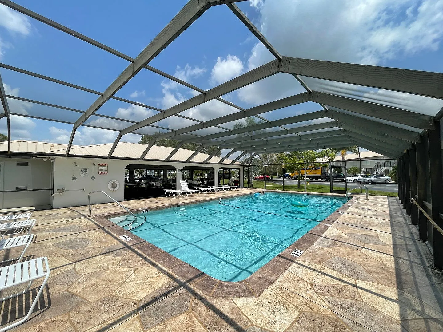 Centrally Located- Updated Unfurnished Annual Rental — Photo 4