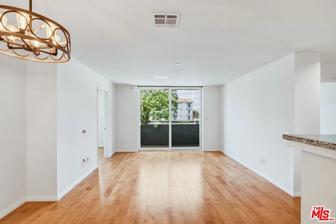 2 bed, 2.0 bath, 881 sqft, $4,000 — Photo 3
