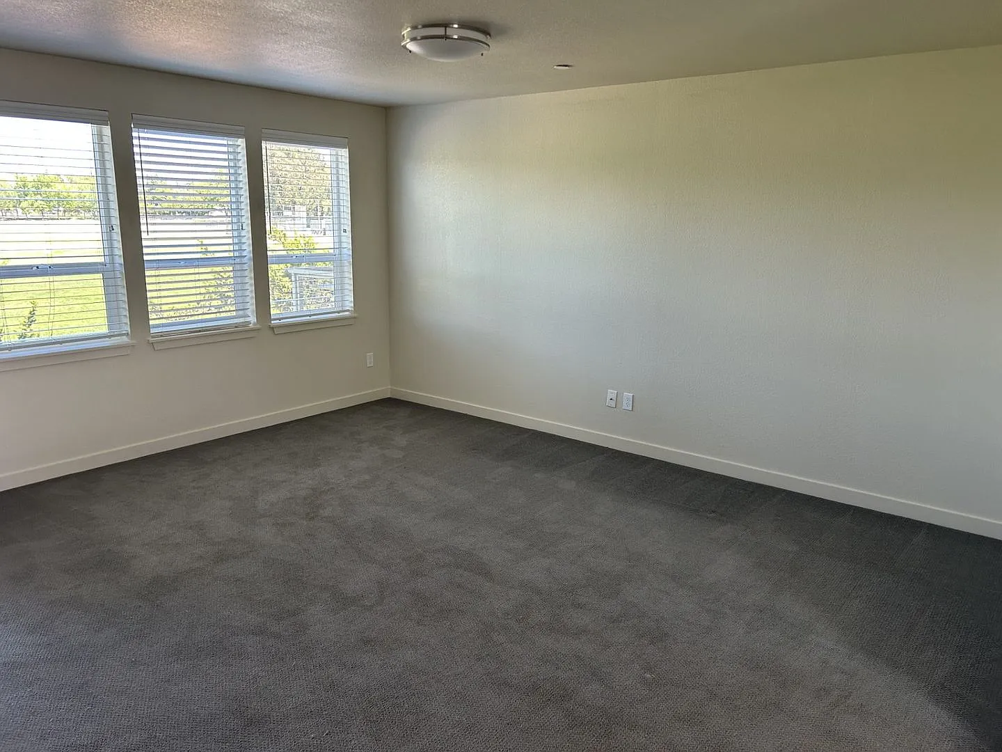 Spacious 3 Bed, 2 Bath, 1250 Square Foot Apartment with Air Conditioning. — Photo 4
