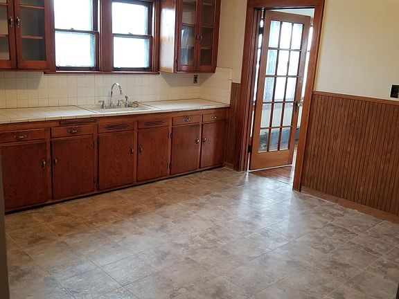 2nd image of 18 Franklin St #2