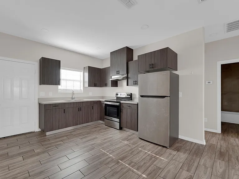 1013 La Pointe Ave #1 — Photo 8