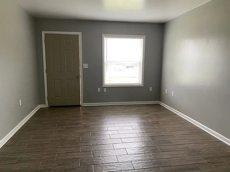 415 Lowther St — Photo 11