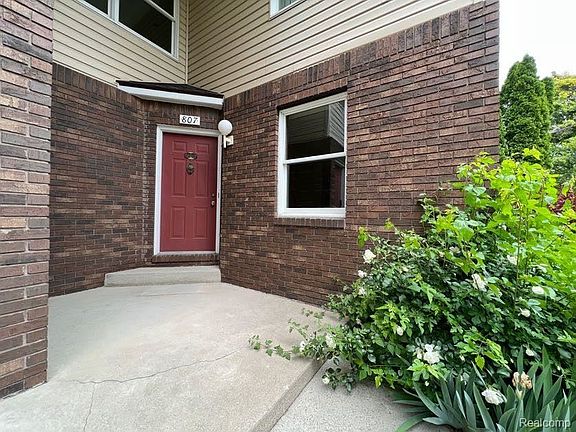 5th image of 807 E Pointe Dr