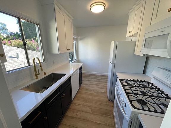 4th image of 1125 S Doheny Dr #1127