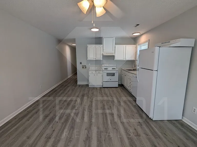 1001 E Bragg St — Photo 11