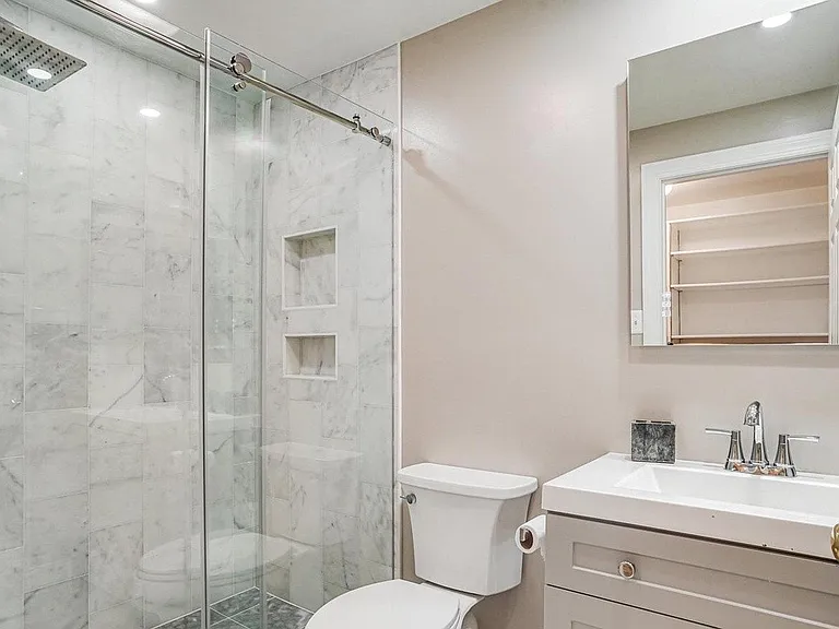 Lower level full bath