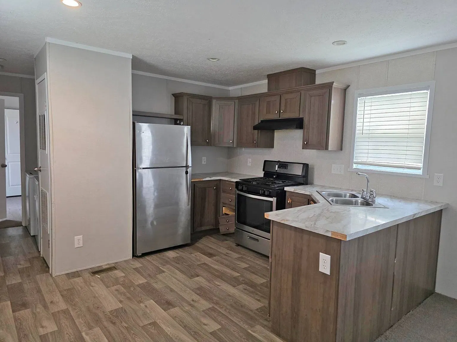 3 bed, 2.0 bath, 860 sqft, $995 — Photo 3