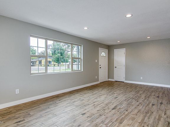 4th image of 2323 W San Miguel Ave