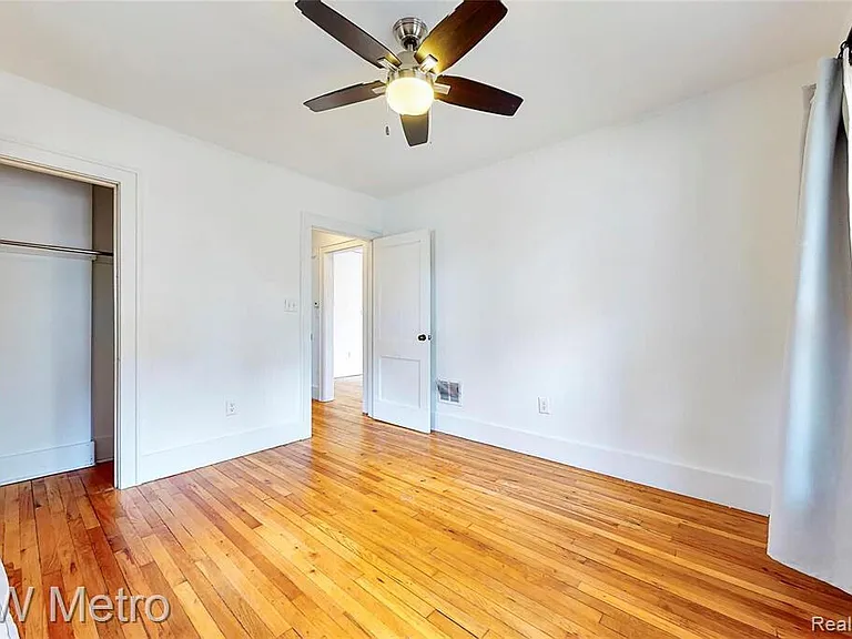 865 W Marshall St — Photo 2