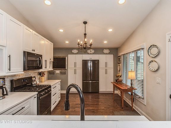 4th image of 3054 N Huntington Dr
