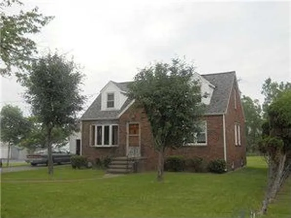 10 Pleasant View Dr, Lancaster, NY 14086