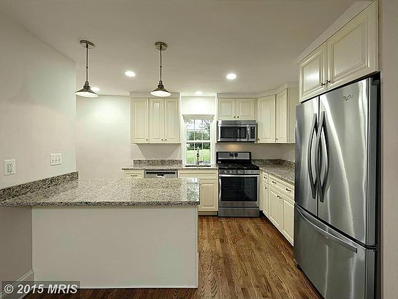 New Kitchen with stainless appliances & granite
