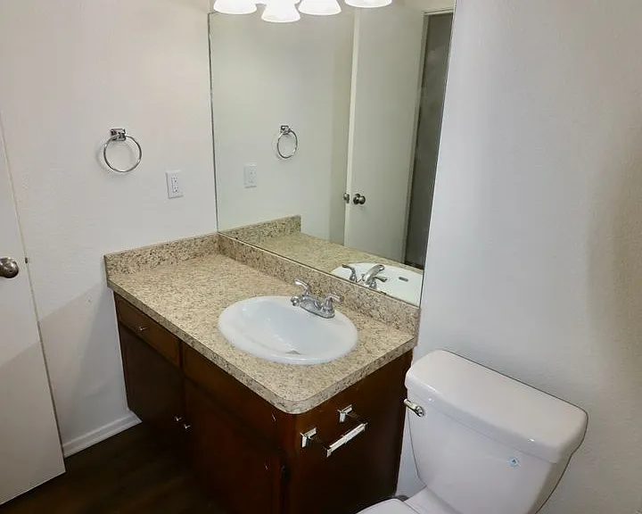 511 W Oak St #12 — Photo 13
