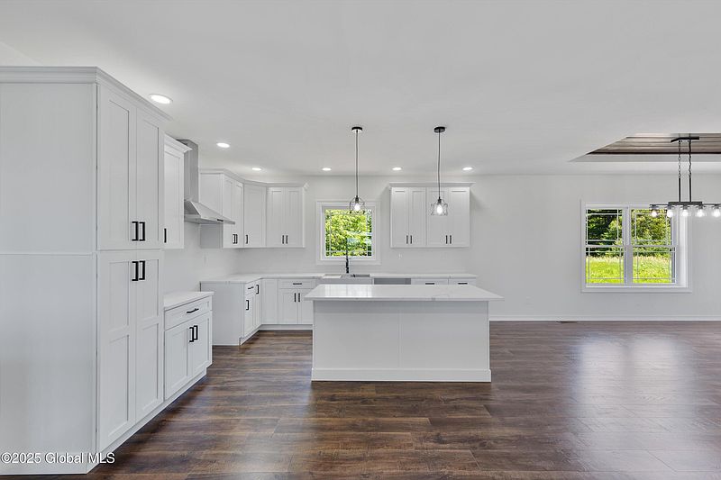 3rd image of 718 Groveside Road