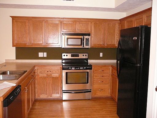 1st image of 916 Parkwood Ct