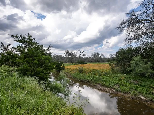 354 Harvey Ln, Blanco, TX 78635