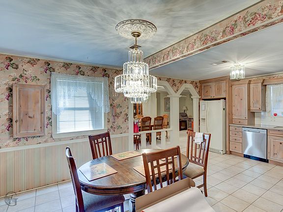 4th image of 607 5th St NE