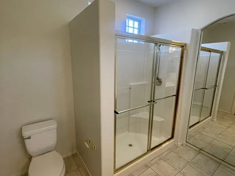 251 Queens Ct — Photo 30