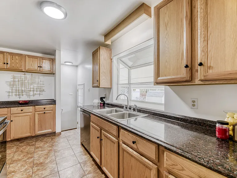 1015 W Longview Ave — Photo 9