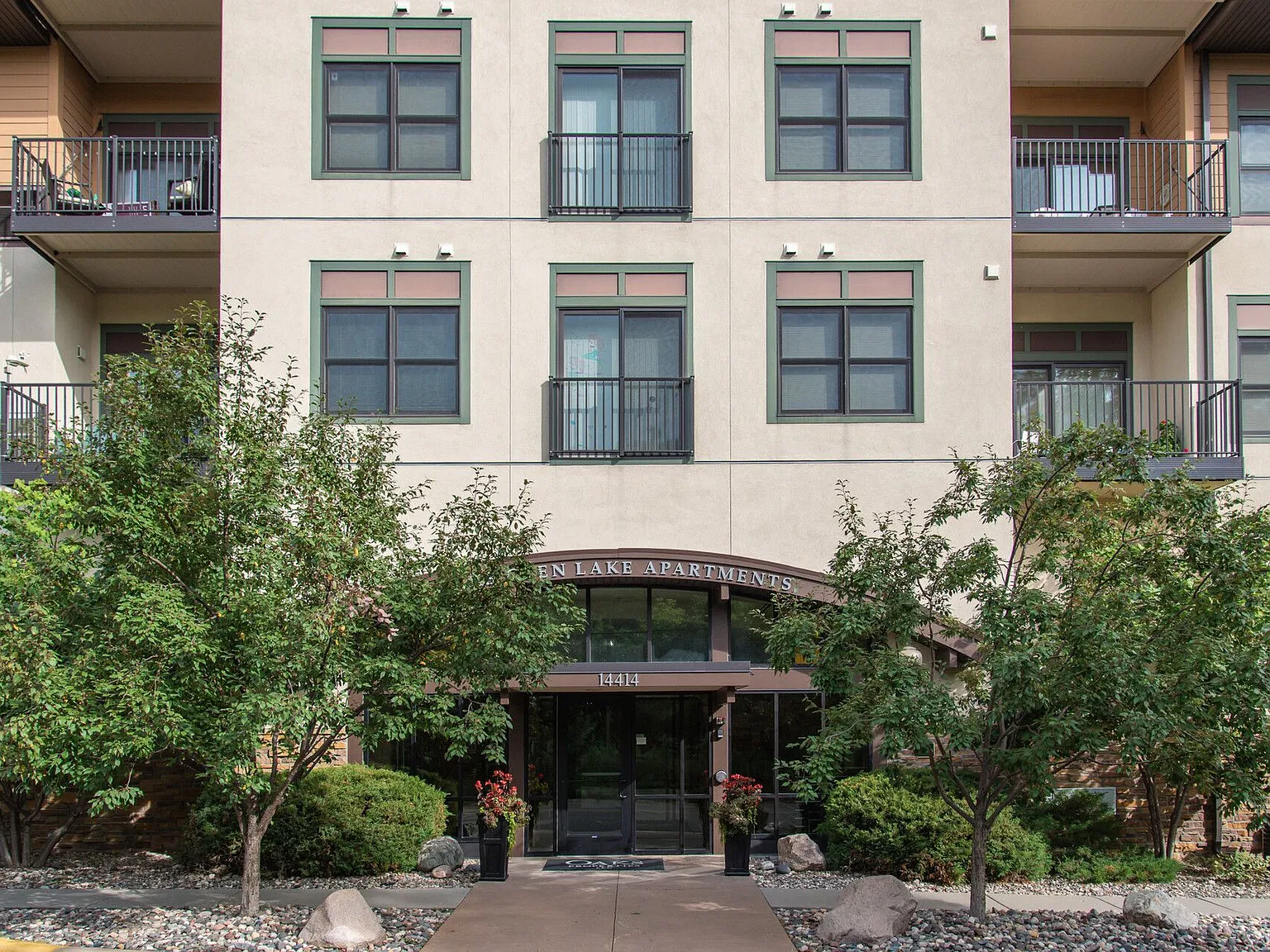 Oaks Glen Lake Apartments — Photo 1