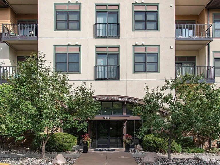 Oaks Glen Lake Apartments — Photo 17