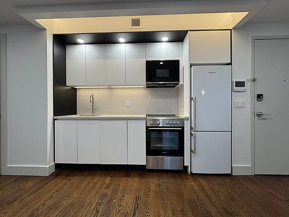 3rd image of 150 Lenox Rd #6R