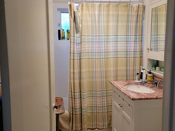4th image of 408 Laurel Ave
