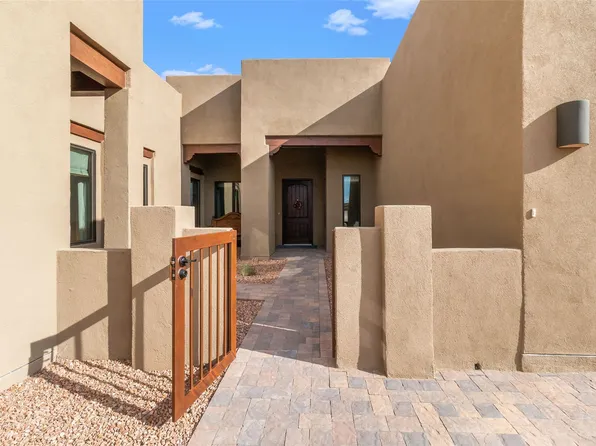 4 Delantera Ct, Santa Fe, NM 87506