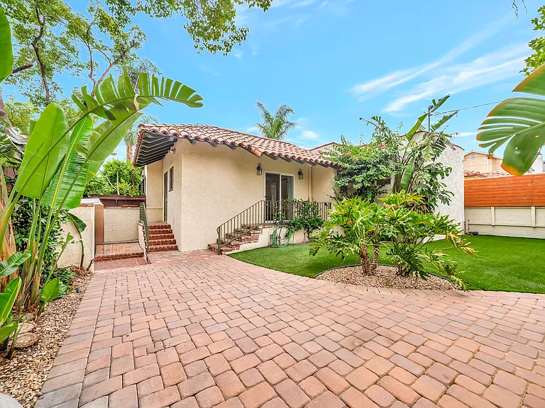 546 S Beachwood Dr — Photo 36