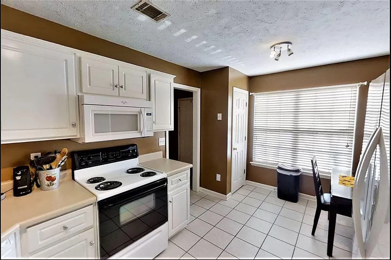 613 Belle Ct — Photo 4